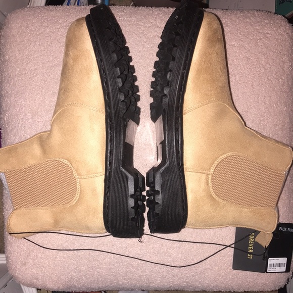 NWT boots - Picture 2 of 4